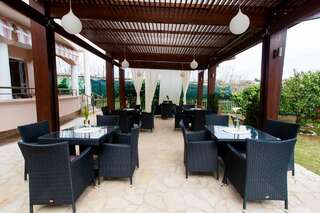 Гостевой дом Guest House Pasha Улцинь Стандартный двухместный номер с балконом и видом на сад-9