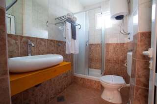 Гостевой дом Guest House Pasha Улцинь Стандартный трехместный номер с балконом и видом на сад-1